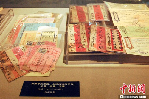 資料圖，圖為閩南與東南亞、臺灣來往的僑批、匯票、正票等展示。<a target='_blank' >中新社</a>發(fā) 陳龍山 攝
