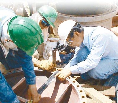 科瑞工程師在為客戶更換熱交換器配件。 本報記者 王驍波攝