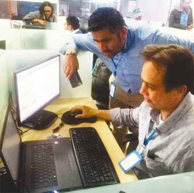 中興當(dāng)?shù)貑T工在庫房溝通調(diào)度。 　　本報記者 陳效衛(wèi)攝