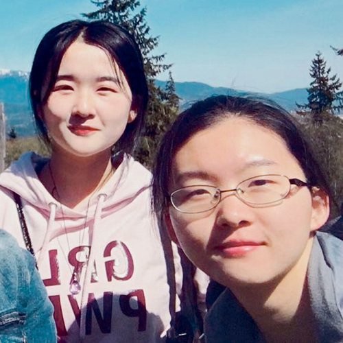 顧嘉瑤（右）、顧嘉玥雙雙獲麥基爾大學(xué)錄取。（加拿大《星島日?qǐng)?bào)》/受訪者供圖）