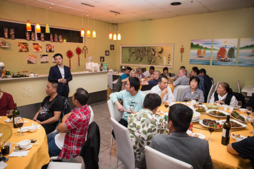 曹利向當(dāng)?shù)匦吕蟽S胞就領(lǐng)事預(yù)防工作做宣介。（中國駐開普敦總領(lǐng)館網(wǎng)站）