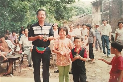 1992年，潘家海在文昌老家設(shè)宴招待鄉(xiāng)親。 受訪者供圖