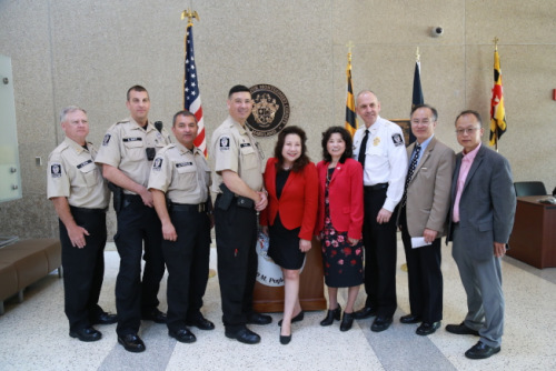 蒙郡警長(zhǎng)Darren Popkin(右三)在馬州蒙郡巡回法庭任命華裔Maxwell Uy(左四)出任蒙郡警長(zhǎng)辦公室副長(zhǎng)官，馬州參議員李鳳遷(中)、華裔小區(qū)代表張麗清(右四)、蔡德梁(右二)出席見(jiàn)證。(美國(guó)《世界日?qǐng)?bào)》/羅曉媛攝影)