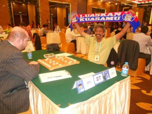 來自柔佛州的安華在國外參賽獲勝后，高舉柔佛達魯達格敬足球隊的柔佛南方之虎圍巾慶祝。（馬來西亞《星洲日報》）