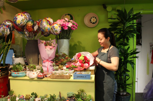 母親節(jié)送上一束康乃馨，讓媽媽開心元。(美國《》劉萍提供)