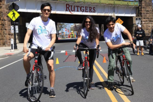 王相岳(左)是此行中唯一的中國留學(xué)生，將參與“夢想項(xiàng)目”沿美東2000哩騎行慈善籌款。(美國《世界日報(bào)》/王相岳提供)