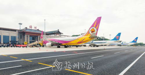 近年來，(梅州)我市加快構(gòu)建“水陸空”全方位快速暢通的綜合交通體系，為全面對外開放提供重要支撐。