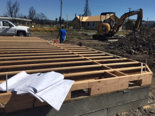 王潘瑞貽表示，她在Coffey Park 社區(qū)的房已重建十幾天，根據(jù)建筑商的預(yù)計(jì)，9到12周就能完工、領(lǐng)鑰匙入住。(美國(guó)《世界日?qǐng)?bào)》王潘瑞貽供圖)