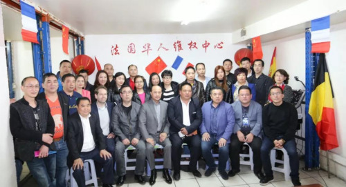 出席座談會(huì)的僑領(lǐng)與熱心人士合影。(圖片來(lái)源：歐洲時(shí)報(bào)記者黃冠杰 攝)