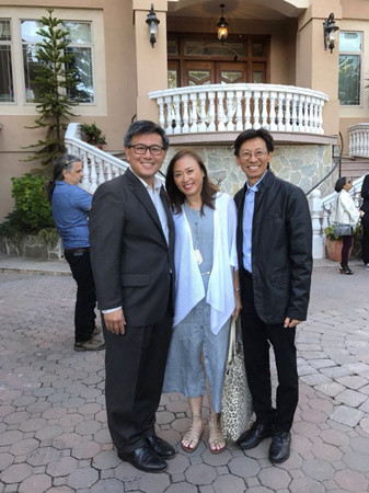 陳錫澎與加州州長候選人江俊輝合影(美國《僑報》/陳錫澎提供) 陳錫澎與加州州長候選人江俊輝合影(美國《僑報》/陳錫澎提供)