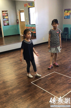 正在學(xué)習(xí)中文的表演課學(xué)員。(美國《僑報》/王旖涵 攝)