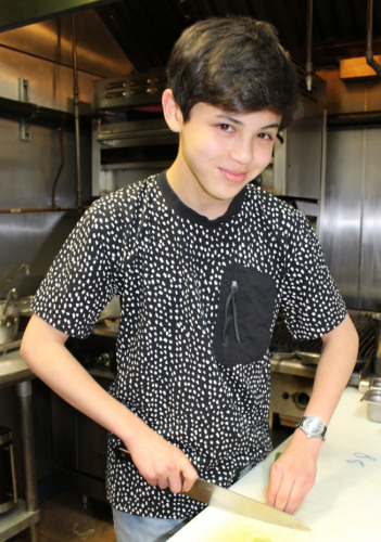 華裔混血Josh Reisner希望未來能有一家自己的餐廳。(美國《世界日報》/劉大琪 攝)