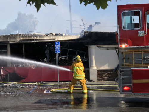 消防人員滅火。(美國《世界日報》/張越 攝)