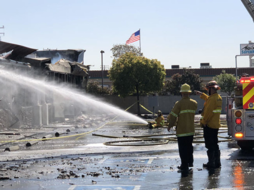 消防人員滅火。(美國《世界日報》/張越 攝)