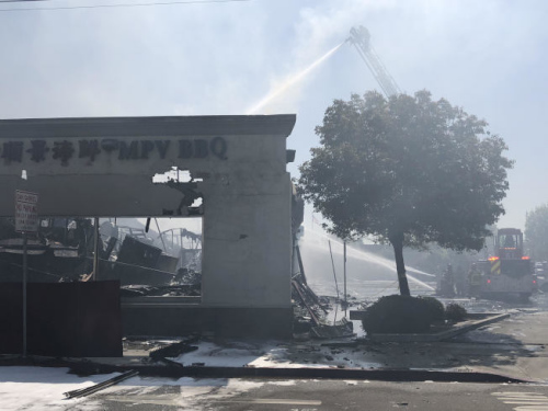 現(xiàn)場濃煙滾滾。(美國《世界日報》/張越 攝)