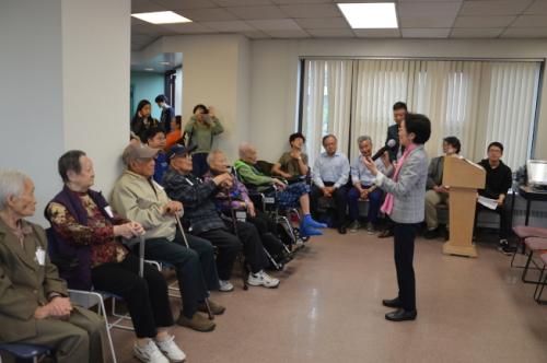 松柏大廈為亞裔傳統(tǒng)月和老人月舉辦慶典活動(dòng)。(美國(guó)《世界日?qǐng)?bào)》/牟蘭 攝)