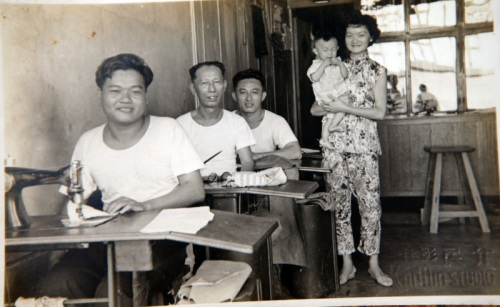 余善愷公公創(chuàng)辦了華友洋服店，就在峇眼拿督的大街上。當(dāng)時(shí)的店鋪結(jié)構(gòu)是店屋形式，樓上有人居住，樓下則是裁縫店。這張照片是公公(左二起)和父母親在店內(nèi)的合影。當(dāng)時(shí)母親抱著二姐。(馬來(lái)西亞《星洲日?qǐng)?bào)》)