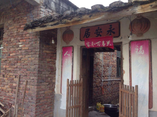 保存完好的“永安居”，是余善愷的太公當(dāng)年從南洋回國(guó)后，在下黃沙村內(nèi)蓋的房子，寓意著世世代代的子孫能夠安居。(馬來(lái)西亞《星洲日?qǐng)?bào)》)