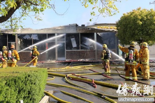  據(jù)目擊者稱，大火先從“永和豆?jié){”燒起。(美國《僑報》/高睿攝)