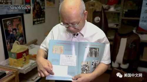 圖為陳燦培向記者展示其飛虎隊(duì)藏品(美國中文網(wǎng)/門萌萌 攝)