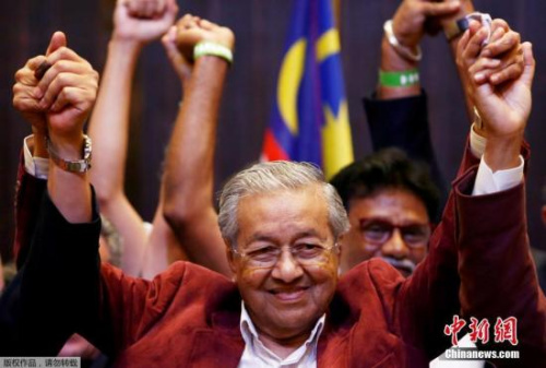 當(dāng)?shù)貢r(shí)間5月10日，馬來(lái)西亞前首相馬哈蒂爾在吉隆坡的八打靈再也(Petaling Jaya)慶祝贏得馬來(lái)大選。