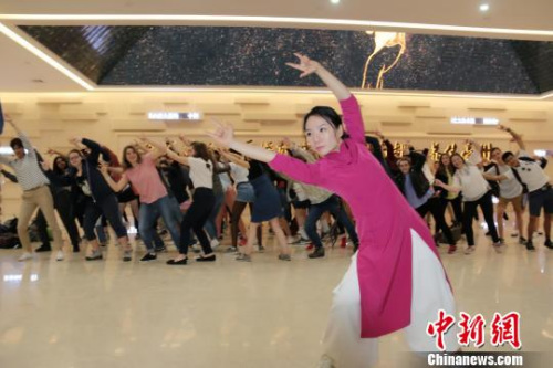 　華一現(xiàn)場教法國友人學(xué)習(xí)五禽戲。　張俊 攝