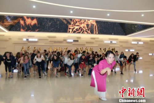 華佗五禽戲59代傳承人華一現(xiàn)場教法國友人學(xué)習(xí)五禽戲。　張俊 攝