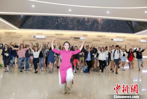 華一現(xiàn)場教法國友人學(xué)習(xí)五禽戲。　張俊 攝