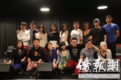 中國(guó)留學(xué)生在好萊塢落日大道上的一家商業(yè)排練廳合影。(中國(guó)僑網(wǎng)微信公眾號(hào)援引美國(guó)《僑報(bào)》圖片)