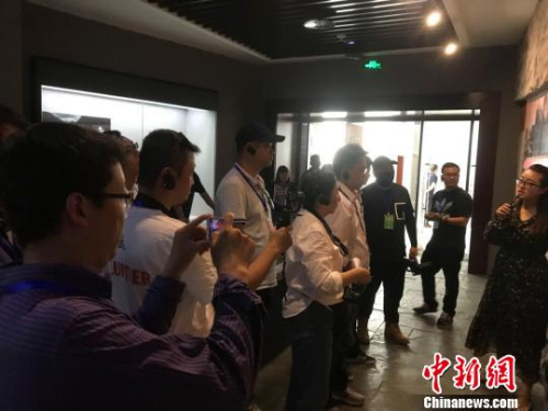 圖為海外華文媒體代表參觀紅軍飛奪瀘定橋紀念館?！≡酪劳?攝