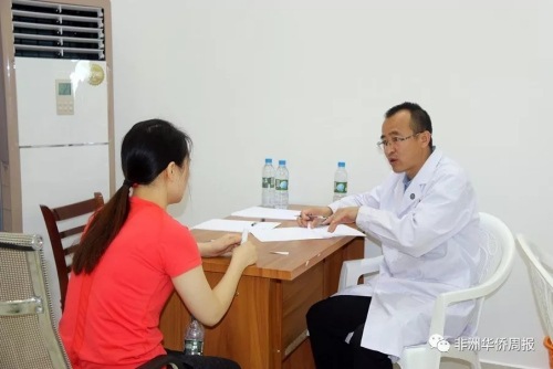 醫(yī)生為僑胞診斷病情 醫(yī)生為僑胞診斷病情