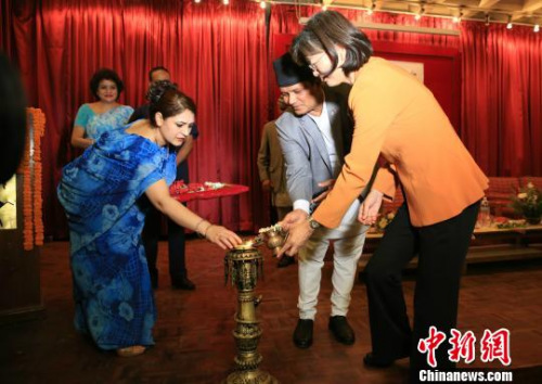 尼泊爾文化、旅游與民航部部長阿迪卡里，中國駐尼泊爾大使于紅為啟動儀式點(diǎn)燈?！埑恳?攝