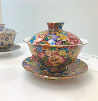 在倫敦手工藝周“技藝中國”展上展出的富有中國特色的手工藝品。 　　本報記者 強 薇攝 