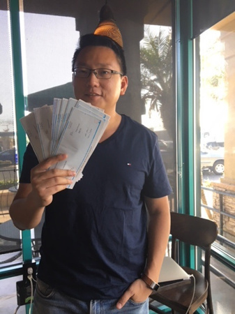 每張差價(jià)退款的支票背后就是連潤(rùn)雄的創(chuàng)業(yè)商機(jī)。(美國(guó)《世界日?qǐng)?bào)》/張宏 攝)