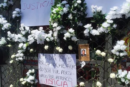 當地華人和西班牙鄰居自發(fā)舉行悼念活動(圖片由西班牙青田同鄉(xiāng)會秘書長林科提供)