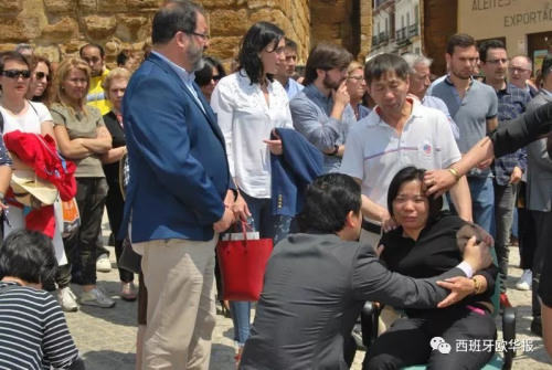 領(lǐng)事參贊朱健先生慰問遇難者家屬。(圖片來源：西班牙《歐華報》微信公眾號)