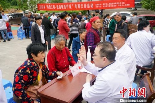 圖為醫(yī)療隊(duì)開(kāi)展義診活動(dòng)?！￠Z飛 攝