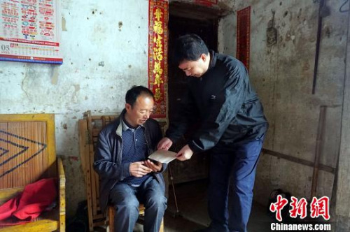 圖為重慶市政府外事僑務(wù)辦副主任楊大慶慰問(wèn)困難群眾?！￡愳o 攝