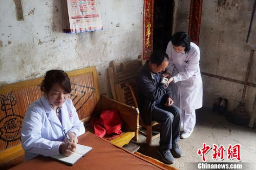 圖為醫(yī)療隊(duì)深入困難群眾家中義診?！￠Z飛 攝