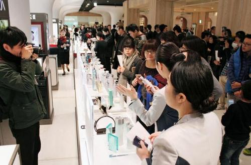資料圖:中國游客在日本購買化妝品(《日本新華僑報》) 資料圖:中國游客在日本購買化妝品(《日本新華僑報》)