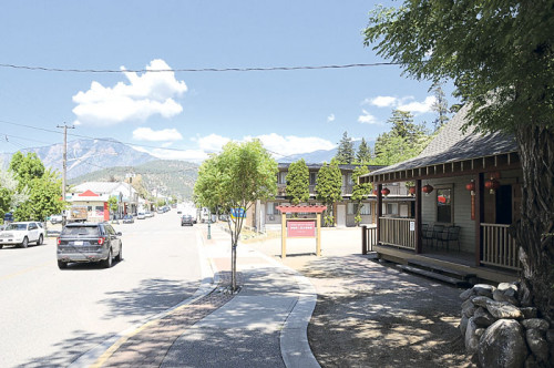 利頓華人歷史博物館(圖右)，位于利頓入口處緬街右側(cè)。(加拿大《星島日?qǐng)?bào)》圖片)