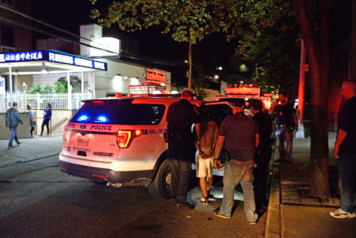 警察將惡少雙手反銬，帶回警局。(美國《世界日報》記者朱澤人 攝)