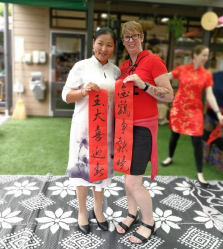 Feifei(左一)參加奧大教育學(xué)院幼兒園中國新年文化活動。(圖片由受訪者提供)