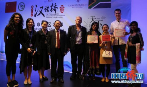 圖為獲獎選手與嘉賓慶祝勝利?！⊥蹶?攝