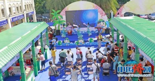 “2018海南端午全民粽動員”活動在?？隍T樓小吃街啟幕?！堒缫?攝