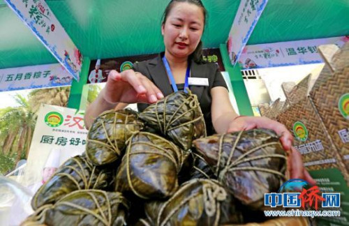 現(xiàn)場展示的海南粽子?！堒缫?攝