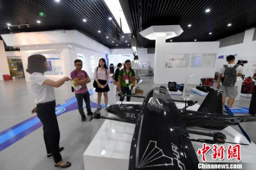 圖為海外媒體記者參訪南寧·中關(guān)村創(chuàng)新示范基地?！∮峋?攝