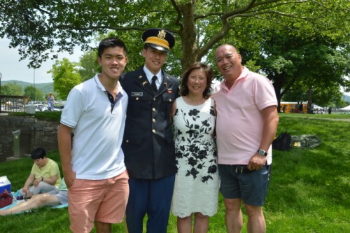 鄭永樂(右一)細心栽培兒子鄭祖毅(左二)，并為年輕一代越來越多華裔參軍感到自豪。(美國《世界日報》/牟蘭 攝)