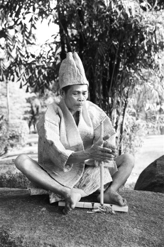 王照良在演示鉆木取火 圖片由保亭文化館提供 王照良在演示鉆木取火 圖片由保亭文化館提供