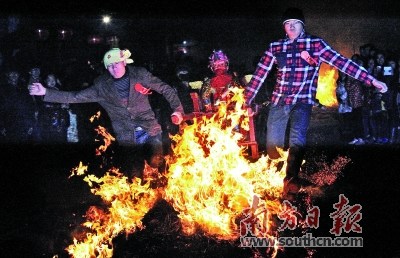 在凌學敏看來，潮汕民俗活動與其他地方的民俗活動有著本質上的差別。圖為他拍攝的正月十五揭陽新亨鎮(zhèn)仙美村跳火堆民俗活動。 凌學敏 攝